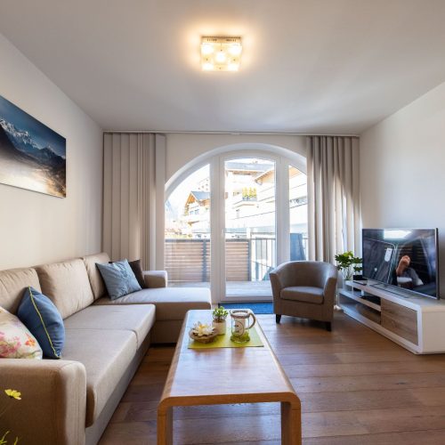 Wohnzimmer mit einem Sofa und Sessel in Ferienwohnung in Garmisch-Partenkirchen