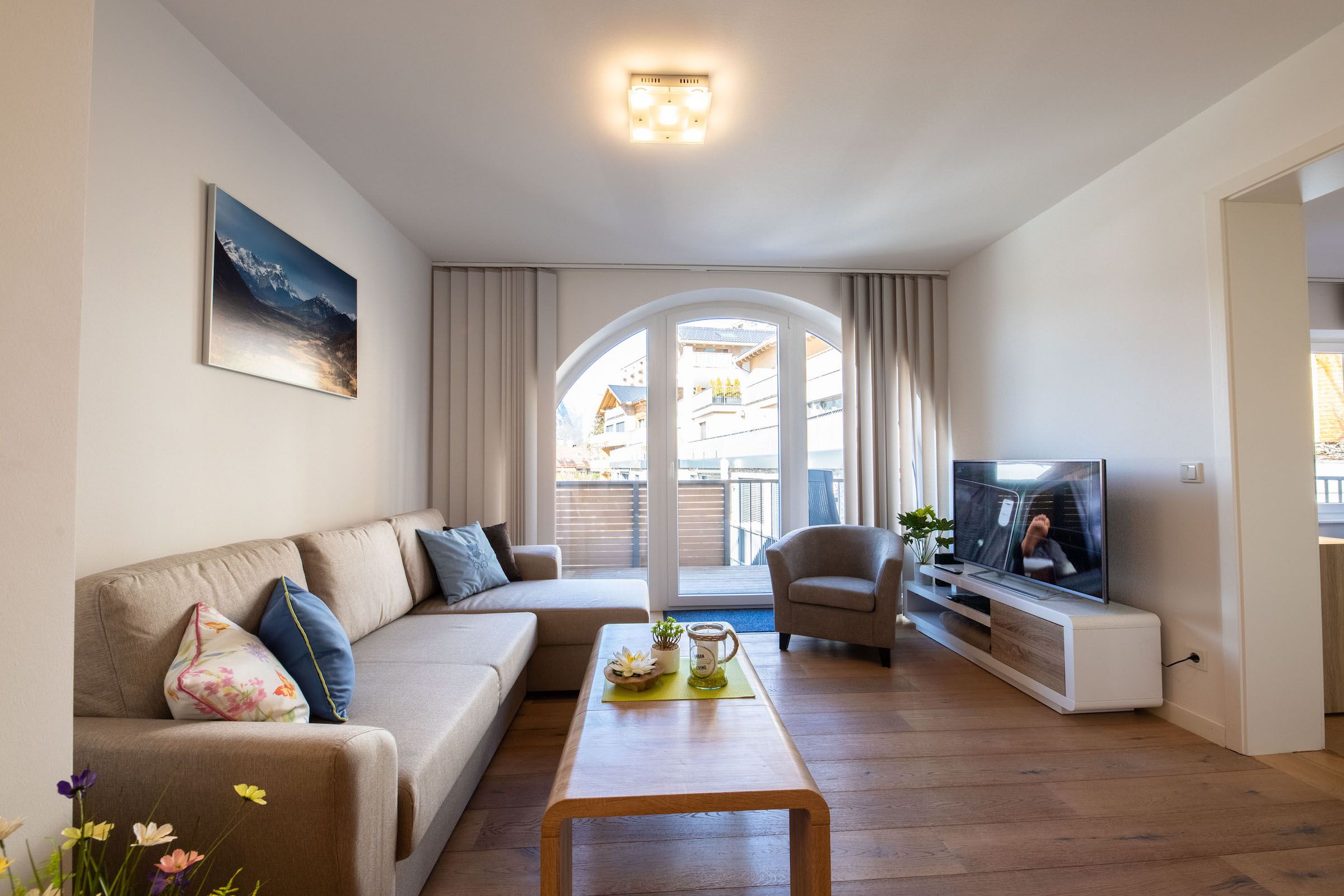 Wohnzimmer mit einem Sofa und Sessel in Ferienwohnung in Garmisch-Partenkirchen