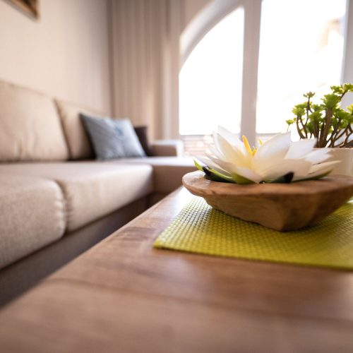 Wohnzimmertisch mit Deko in Ferienwohnung in Garmisch-Partenkirchen