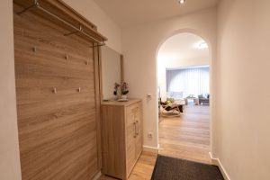 Flur mit blick auf das offene Wohnzimmer in Ferienwohnung in Garmisch-Partenkirchen