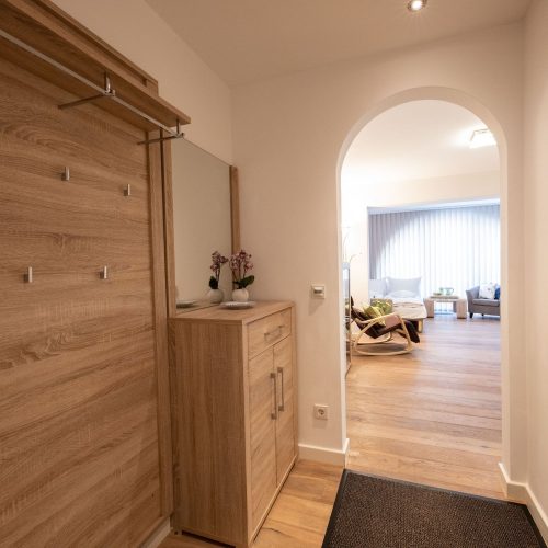 Flur mit blick auf das offene Wohnzimmer in Ferienwohnung in Garmisch-Partenkirchen