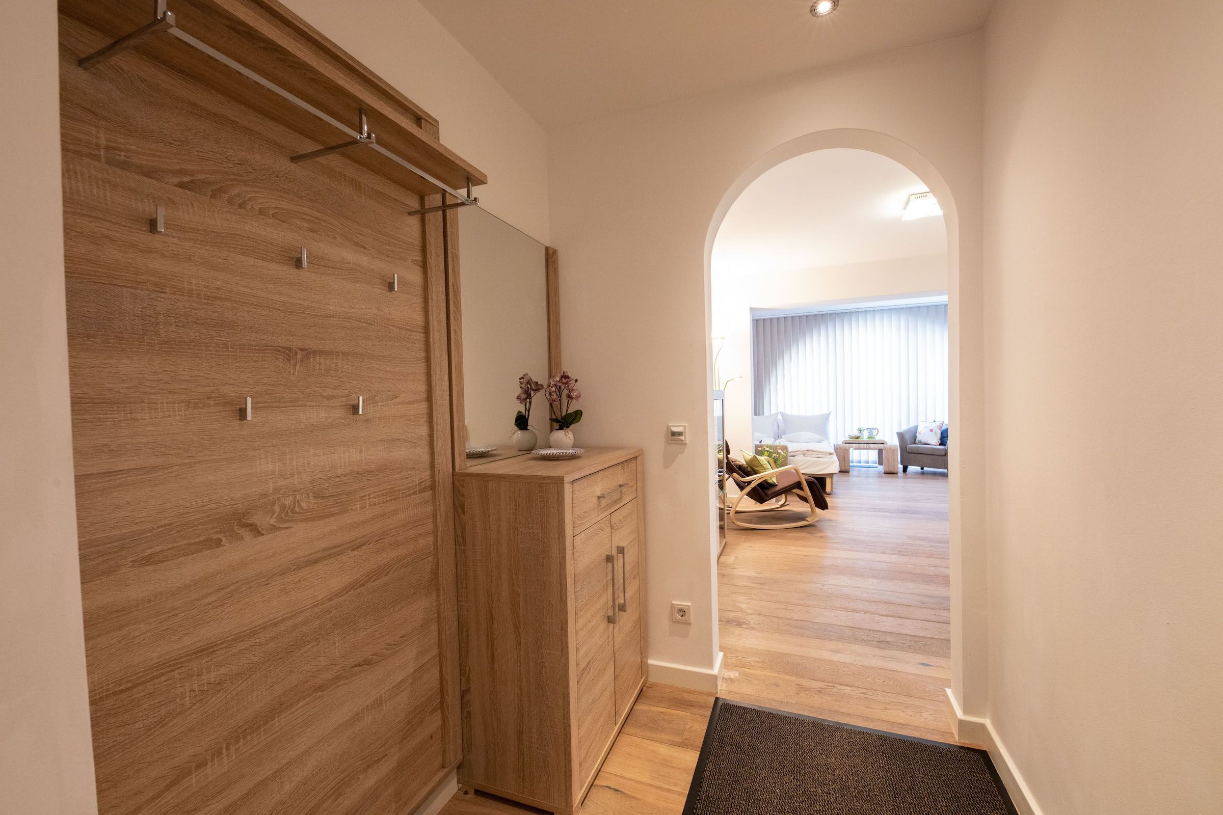 Flur mit blick auf das offene Wohnzimmer in Ferienwohnung in Garmisch-Partenkirchen