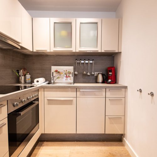 Küche mit verschiedenen Küchengräten in Ferienwohnung in Garmisch-Partenkirchen