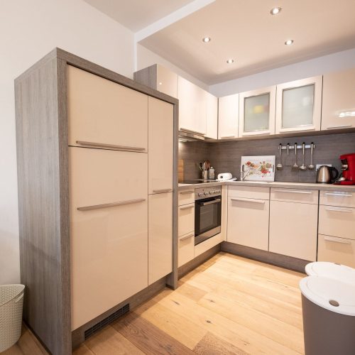 Küche in weiß und grau in Ferienwohnung in Garmisch-Partenkirchen