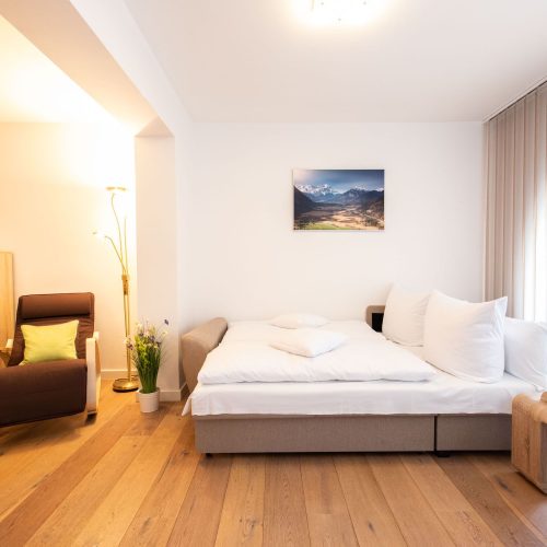 Schlafsofa in einem kühlen braun ton in Ferienwohnung in Garmisch-Partenkirchen