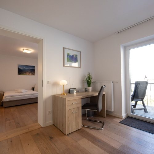 Wohnbereich mit einem Schreibtisch und Radio in Ferienwohnung in Garmisch-Partenkirchen