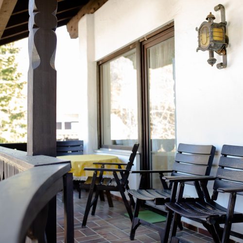 Terrasse mit Stühlen in Ferienwohnung in Garmisch-Partenkirchen