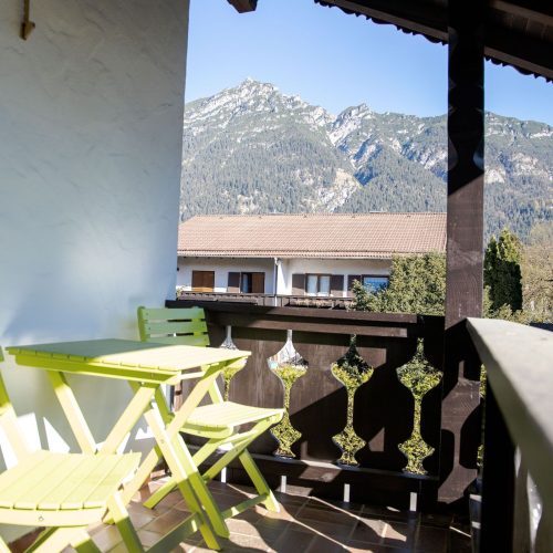 Balkon mit hellgrünen Stühlen in Ferienwohnung in Garmisch-Partenkirchen