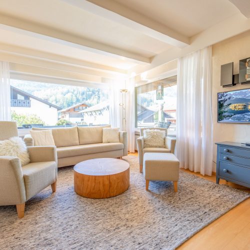 Wohnzimmer mit Fernseher in Ferienwohnung in Garmisch-Partenkirchen