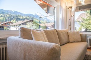 Graues Sofa mit Kissen in Ferienwohnung in Garmisch-Partenkirchen