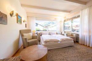 Schlafzimmer mit großem Fenster in Ferienwohnung in Garmisch-Partenkirchen