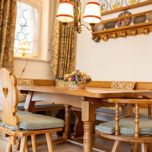 Essbereich mit Holzstühlen in Ferienwohnung in Garmisch-Partenkirchen