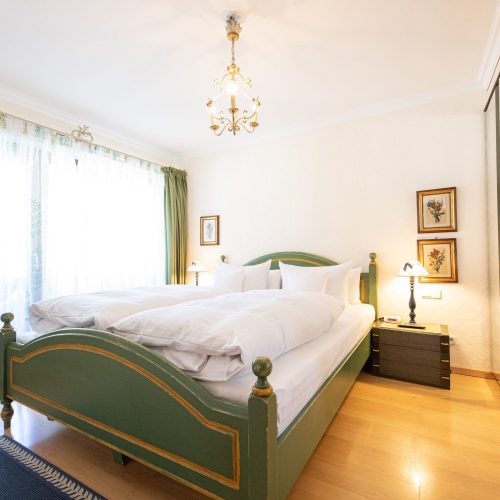 Doppelbett in grün in Ferienwohnung in Garmisch-Partenkirchen