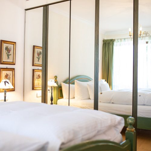 Doppelbett mit großem Spiegel in Ferienwohnung in Garmisch-Partenkirchen