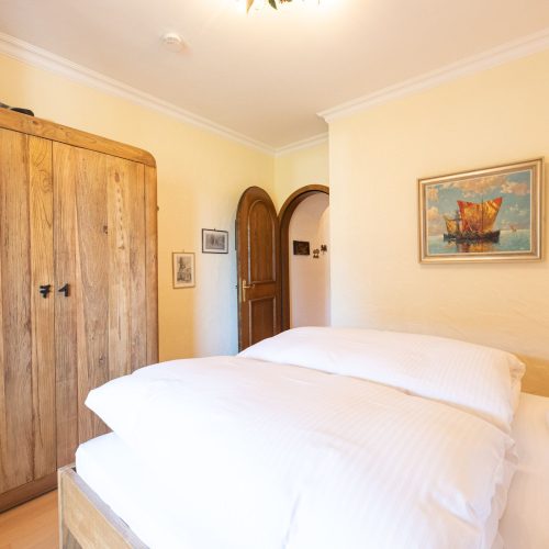 Doppelbett mit Kleiderschrank in Ferienwohnung in Garmisch-Partenkirchen