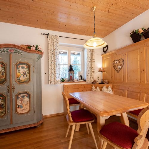 Essbereich und Schrank in Ferienwohnung in Garmisch-Partenkirchen
