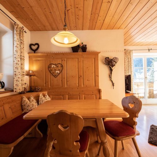 Essbereich mit Sitzbank in Ferienwohnung in Garmisch-Partenkirchen
