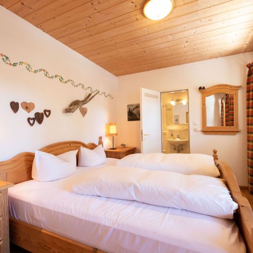 Bett und Spiegel in Ferienwohnung in Garmisch-Partenkirchen