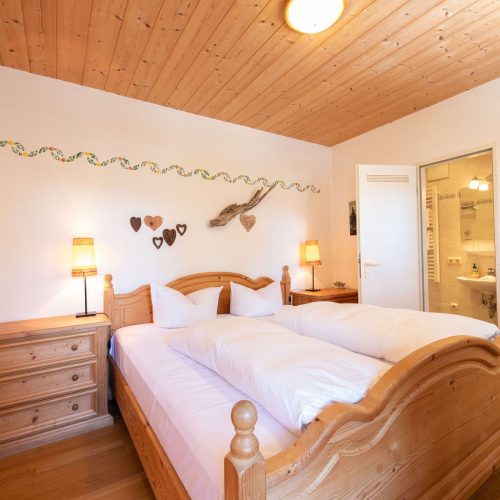 Doppelbett und Kommode in Ferienwohnung in Garmisch-Partenkirchen