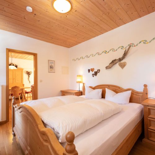 Doppelbett aus Holz in Ferienwohnung in Garmisch-Partenkirchen