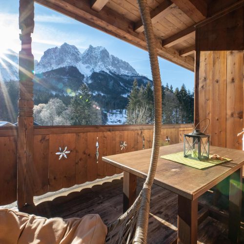 Balkon mit Sitzbank in Ferienwohnung in Garmisch-Partenkirchen