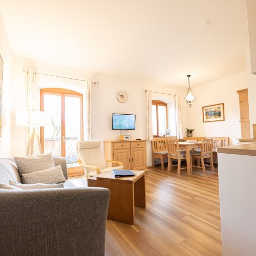 Wohnbereich mit Küche und Essbereich in Ferienwohnung in Garmisch-Partenkirchen