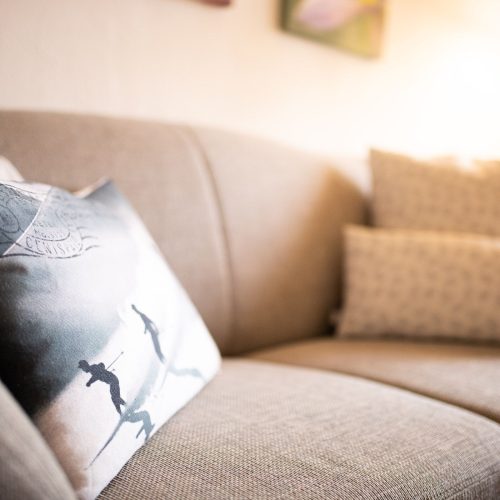 Wohnzimmer mit Sofa in Ferienwohnung in Garmisch-Partenkirchen