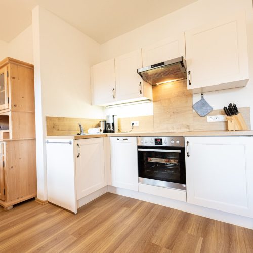 Küche mit Ofen in Ferienwohnung in Garmisch-Partenkirchen