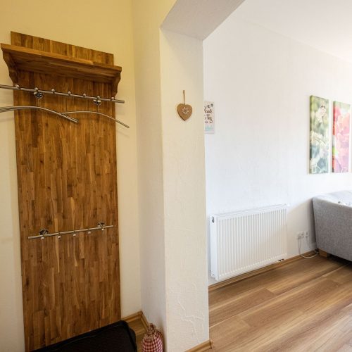 Geradrobe und Sofa in Ferienwohnung in Garmisch-Partenkirchen