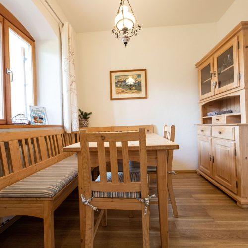 Esszimmer mit Schrank in Ferienwohnung in Garmisch-Partenkirchen