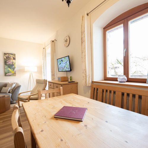 Essbereich und Wohnzimmer mit Ausblick in Ferienwohnung in Garmisch-Partenkirchen