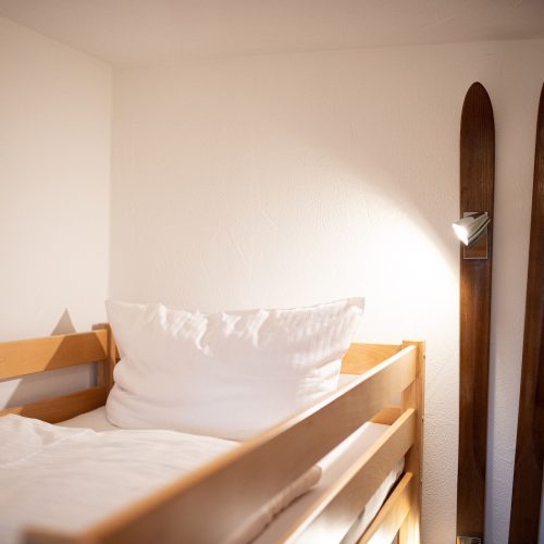 oberes Bett vom Hochbett mit Licht in Ferienwohnung in Garmisch-Partenkirchen