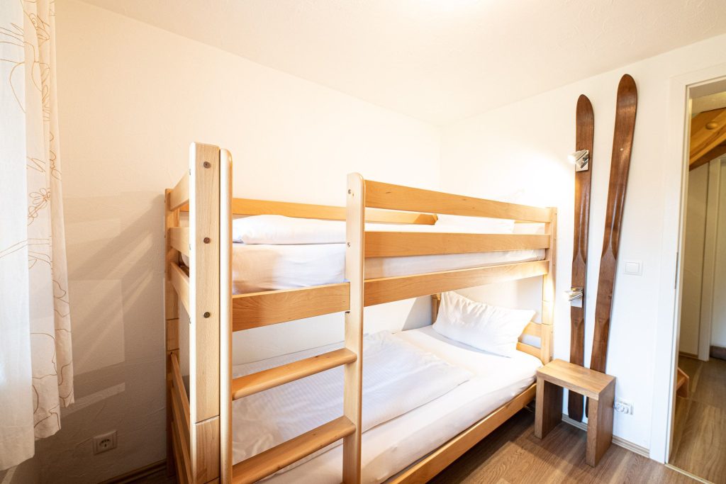 Hochbett und Deko Ski in Ferienwohnung in Garmisch-Partenkirchen