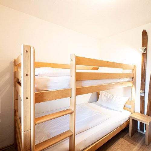 Hochbett und Deko Ski in Ferienwohnung in Garmisch-Partenkirchen