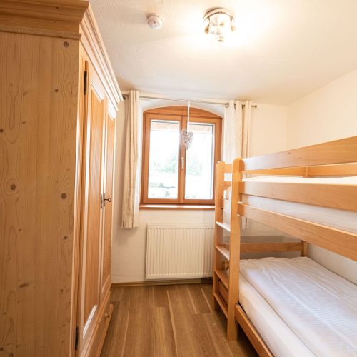Hochbett mit 2 Betten und Kleiderschrank in Ferienwohnung in Garmisch-Partenkirchen