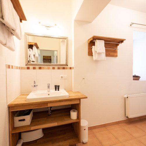 Badezimmer mit Spiegel in Ferienwohnung in Garmisch-Partenkirchen