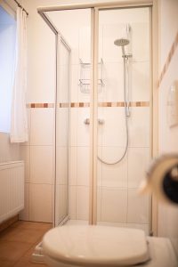 Dusche im Badezimmer in Ferienwohnung in Garmisch-Partenkirchen