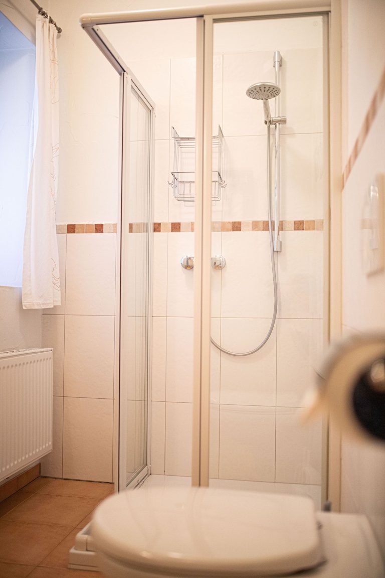 Dusche im Badezimmer in Ferienwohnung in Garmisch-Partenkirchen