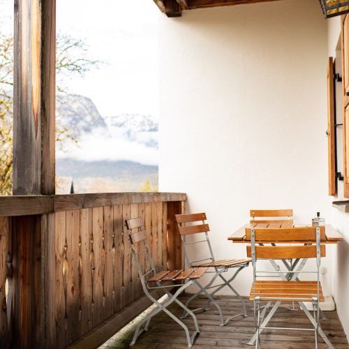 Balkon mit Stühlen in Ferienwohnung in Garmisch-Partenkirchen