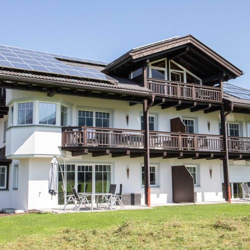 Außenansicht mit Balkon und Garten von Ferienwohnung in Garmisch-Partenkirchen