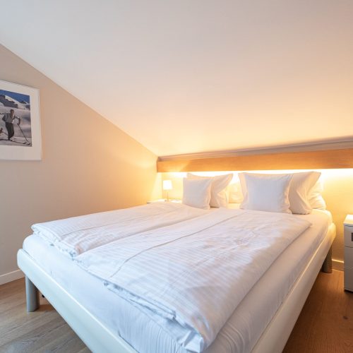 Doppelbett beleuchtet in Ferienwohnung in Garmisch-Partenkirchen