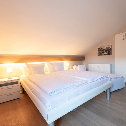 Doppelbett und Holt-Optik Boden in Ferienwohnung in Garmisch-Partenkirchen