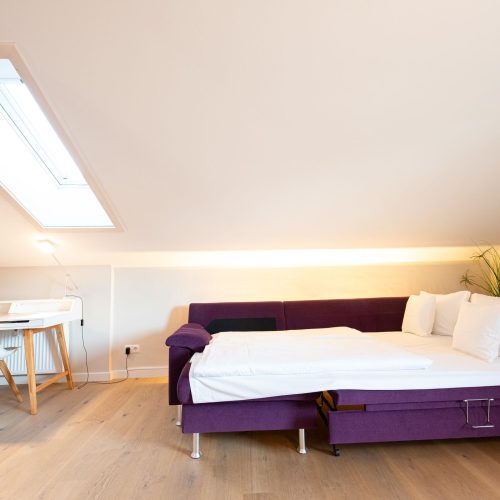 großes Schlafsofa in violett in Ferienwohnung in Garmisch-Partenkirchen
