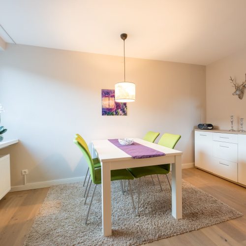 Essbereich mit grünen Stühlen und weißem Tisch in Ferienwohnung in Garmisch-Partenkirchen