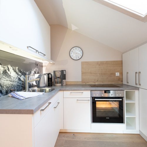 Küche mit grauer Arbeitsplatte in Ferienwohnung in Garmisch-Partenkirchen