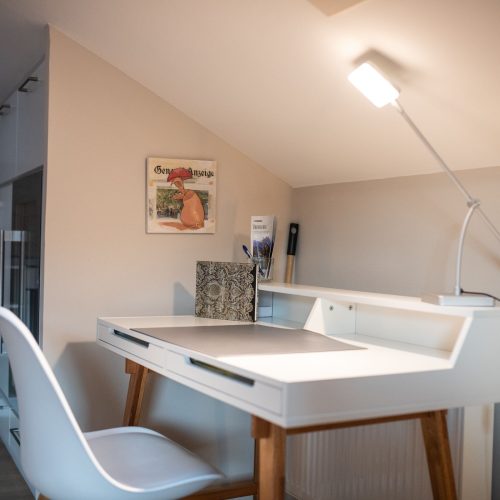 Schreibtisch mit Ablagefläche in Ferienwohnung in Garmisch-Partenkirchen