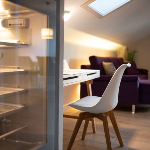 Schreibtisch mit weißem Stuhl in Ferienwohnung in Garmisch-Partenkirchen