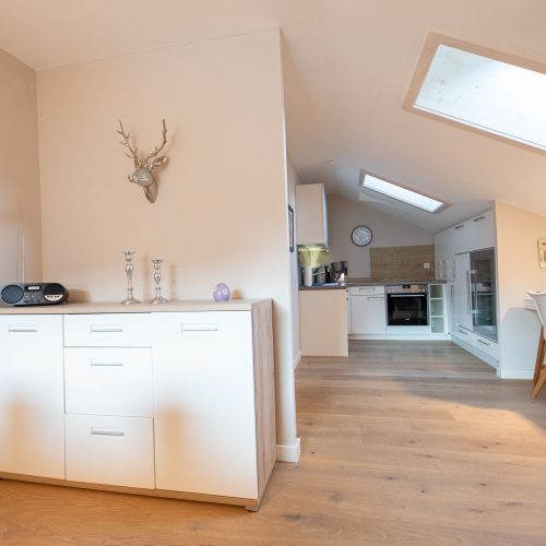 Wohnbereich mit Radio und Schreibtisch in Ferienwohnung in Garmisch-Partenkirchen