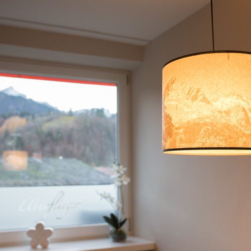 Lampe mit Bergen in Ferienwohnung in Garmisch-Partenkirchen