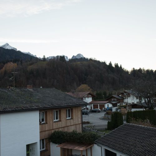 Aussicht auf Bäume und Berge in Ferienwohnung in Garmisch-Partenkirchen